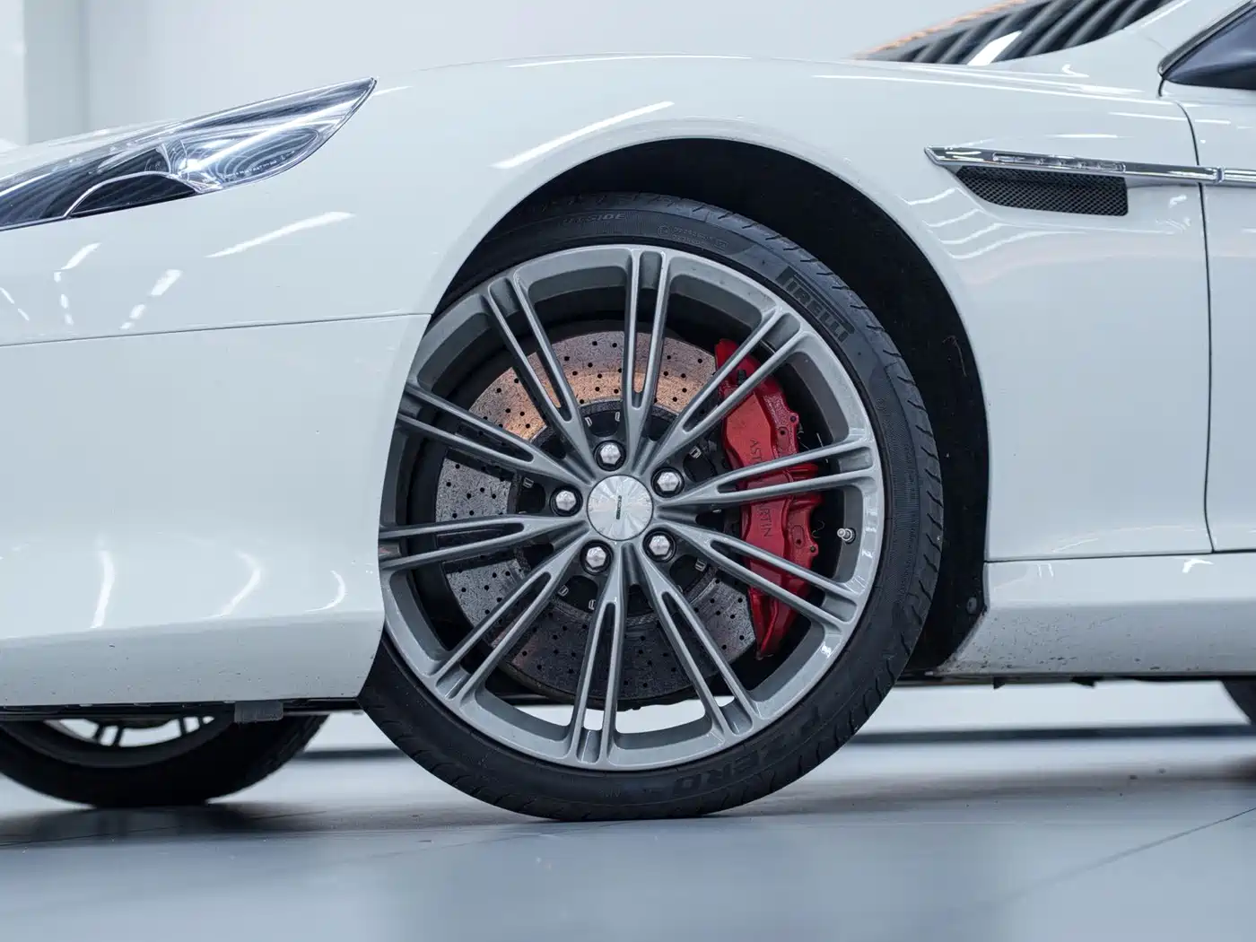 Aston Martin DB9 2014 2013 6.0L Coupe