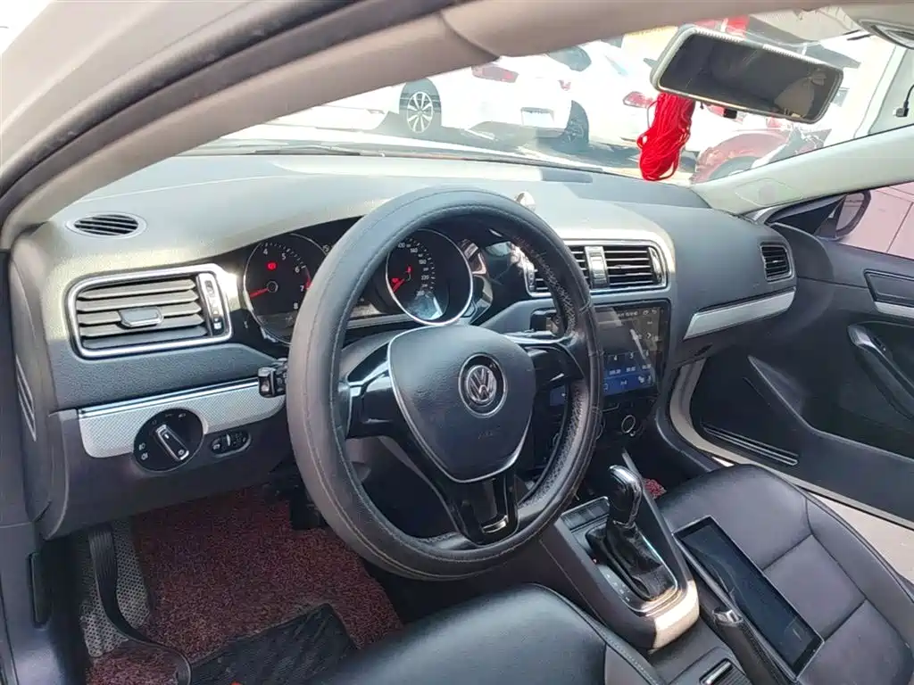 Volkswagen Sagitar 2015 1.6L Automatic Comfort фото 10