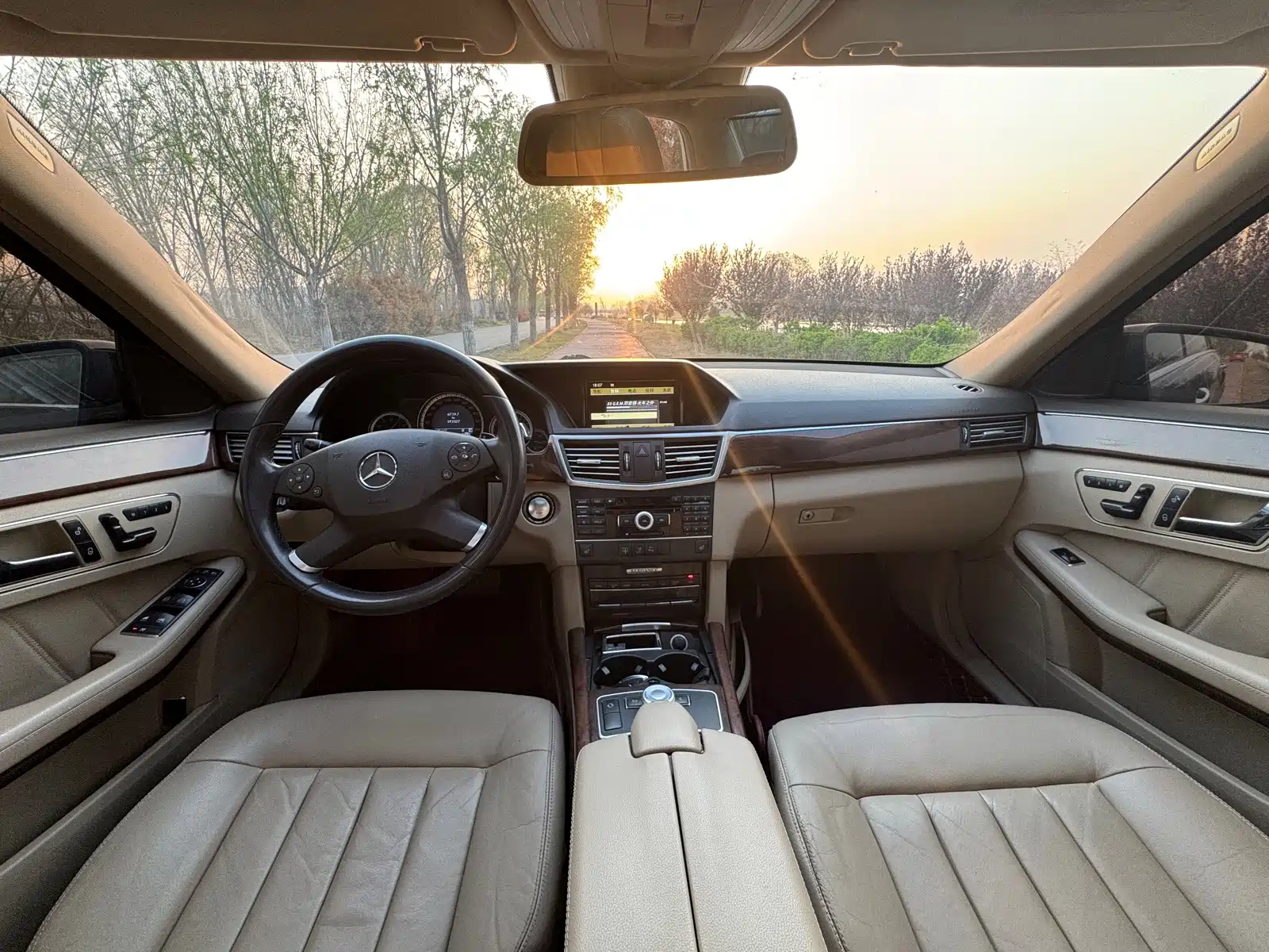 Photo 10 - Mercedes-Benz E-Class
