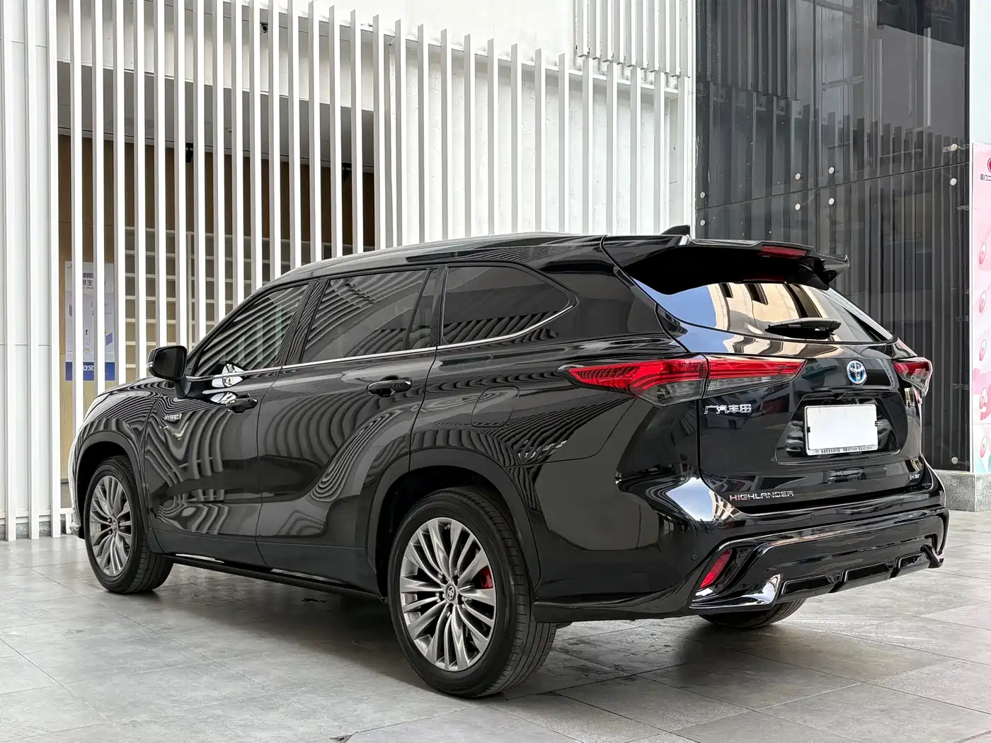 Toyota Highlander 2023 2.5L Smart Hybrid Dual Engine AWD Premium 7-Seater фото 19
