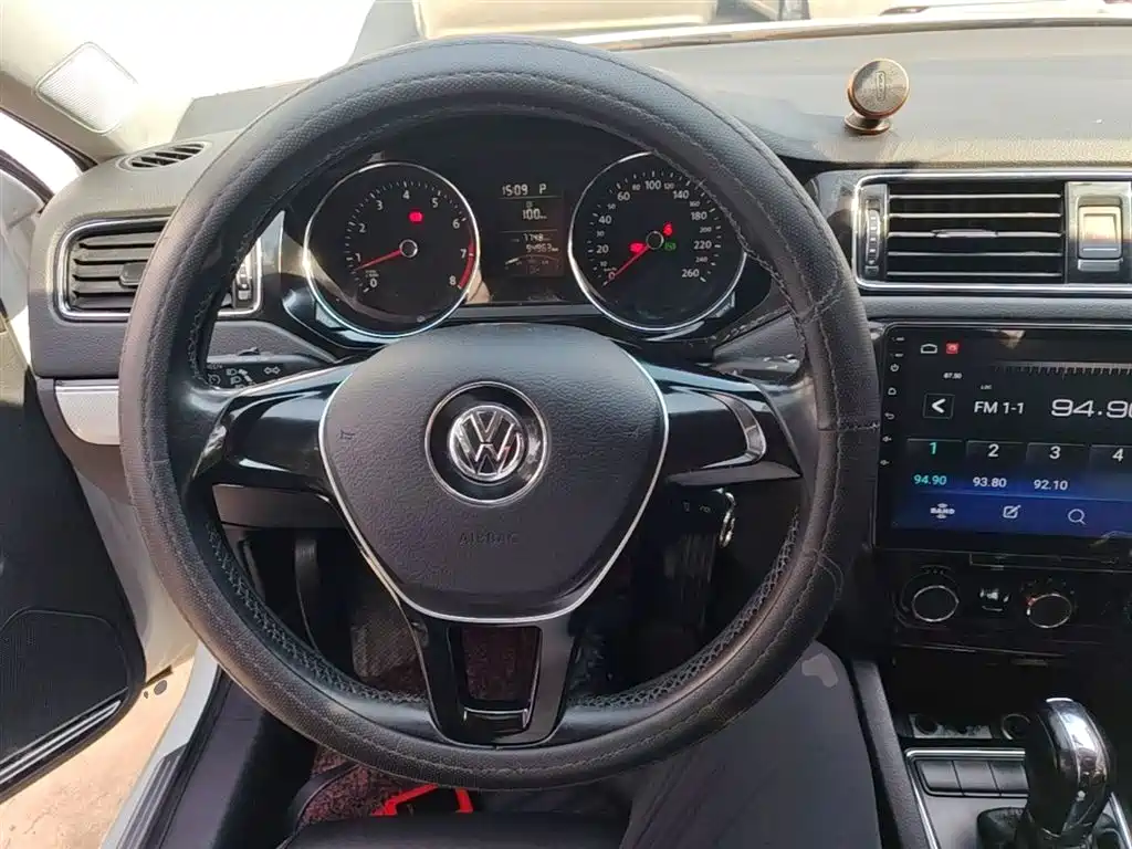 Volkswagen Sagitar 2015 1.6L Automatic Comfort фото 11