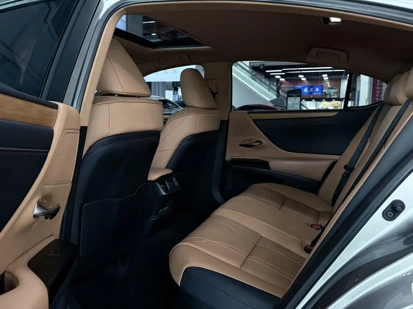 Lexus ES 2021 300h Premium Edition фото 13
