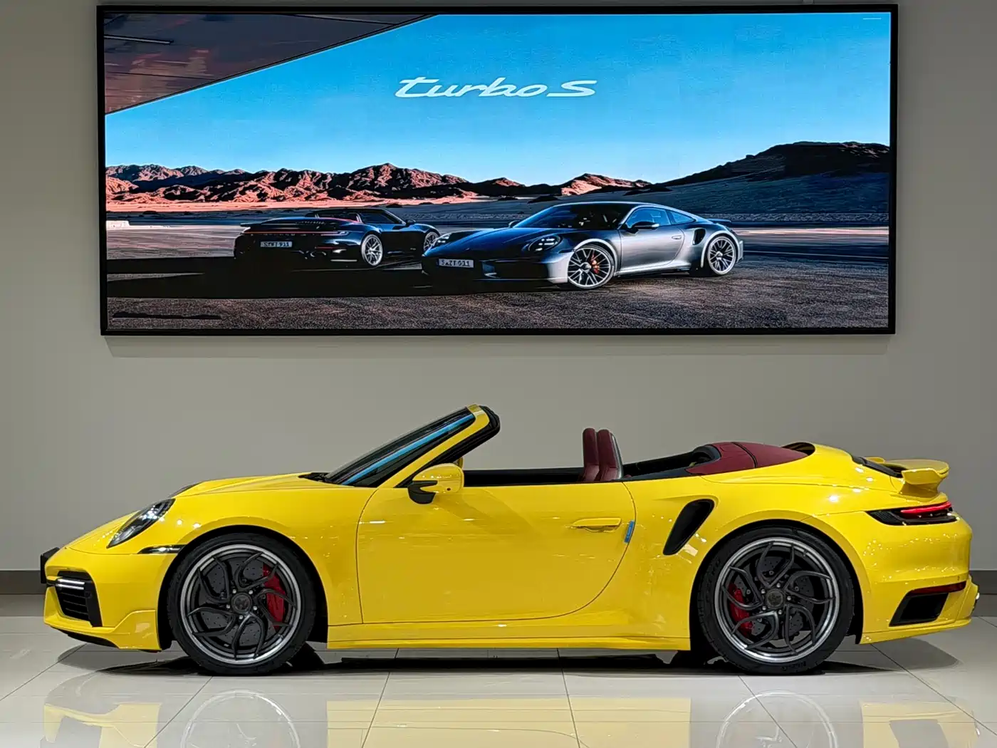 Porsche 911 2022 Turbo S Cabriolet 3.7T фото 3
