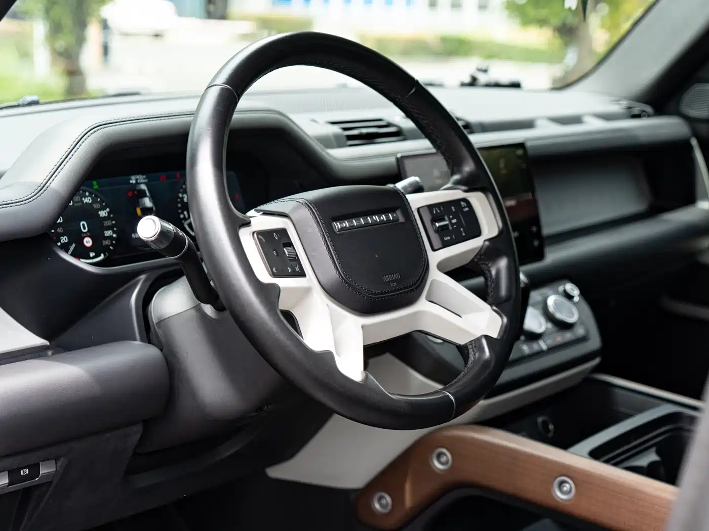 Land Rover Defender 2021 110 P400 Dark Special Edition фото 13