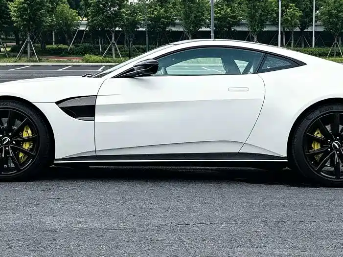 Фото 3 - Aston Martin Vantage