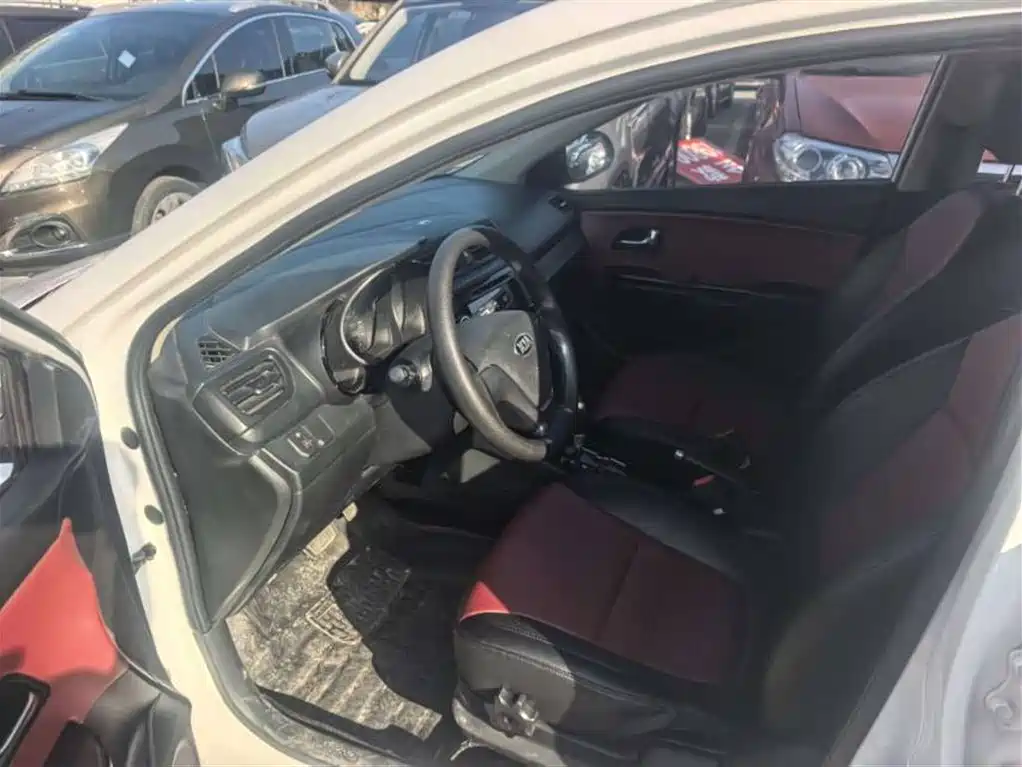 Kia K2 2015 Hatchback 1.4L AT GLS Cool Edition фото 4