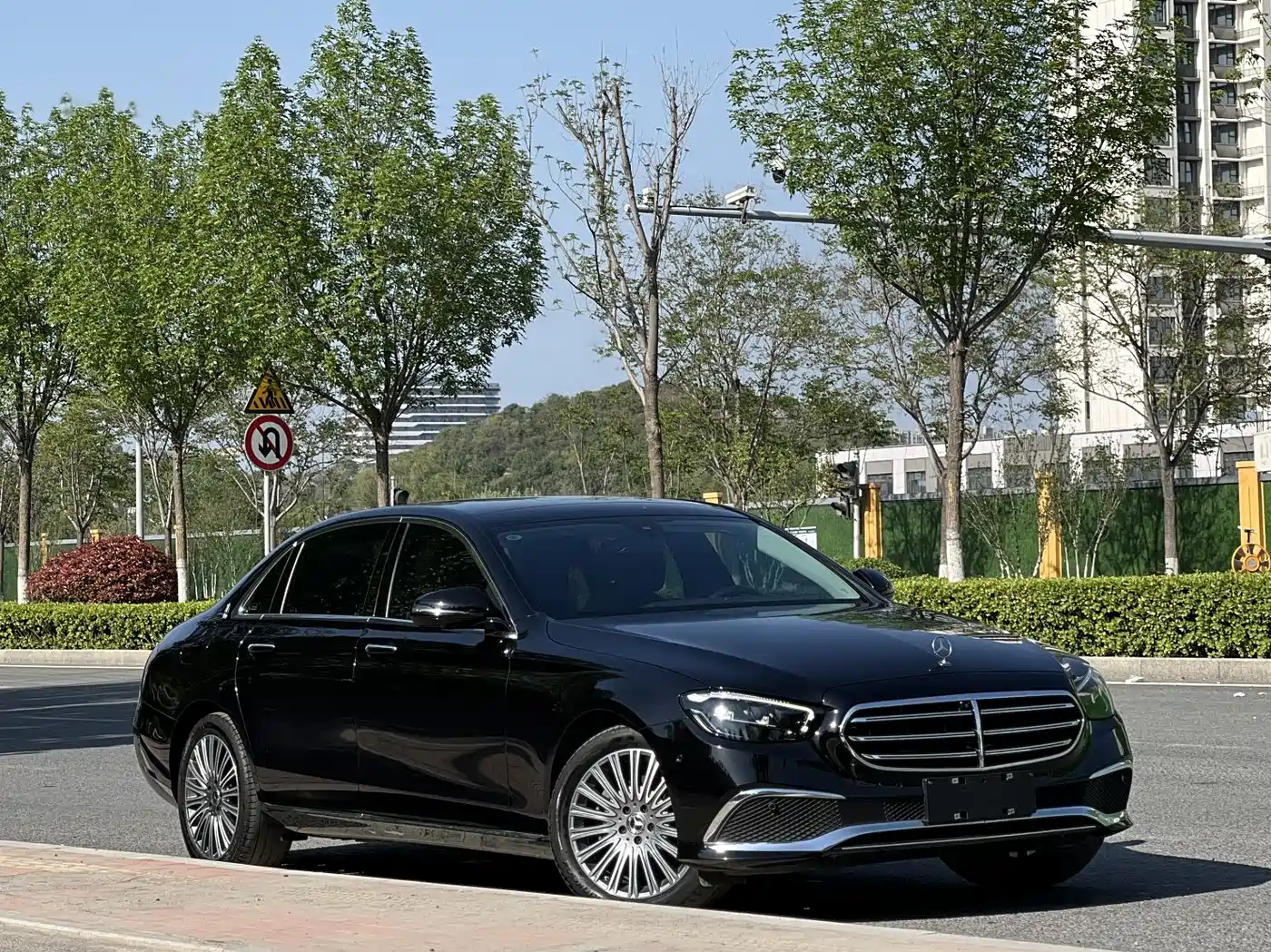 Mercedes-Benz E-Class 2022 E 300 L Fashion фото 3