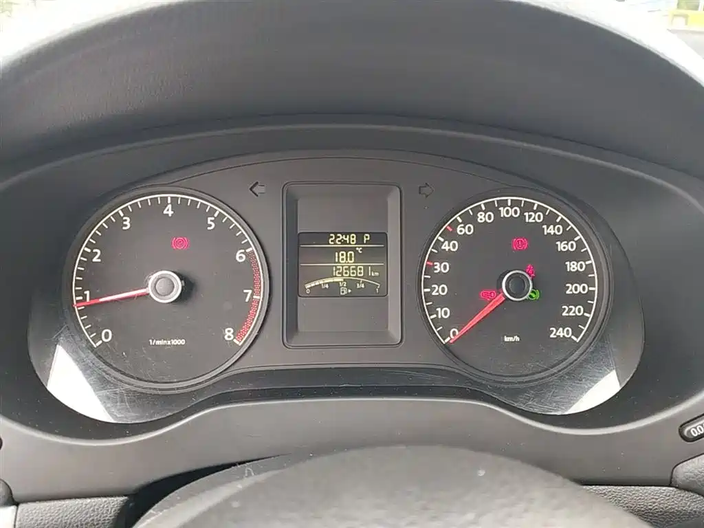 Volkswagen Sagitar 2014 1.6L Automatic Comfort фото 11