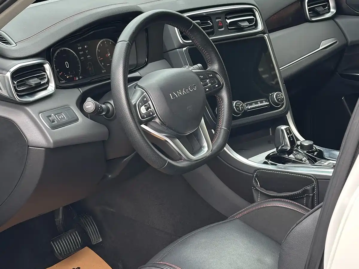 Lynk & Co 01 2017 2.0T AWD Pro фото 9