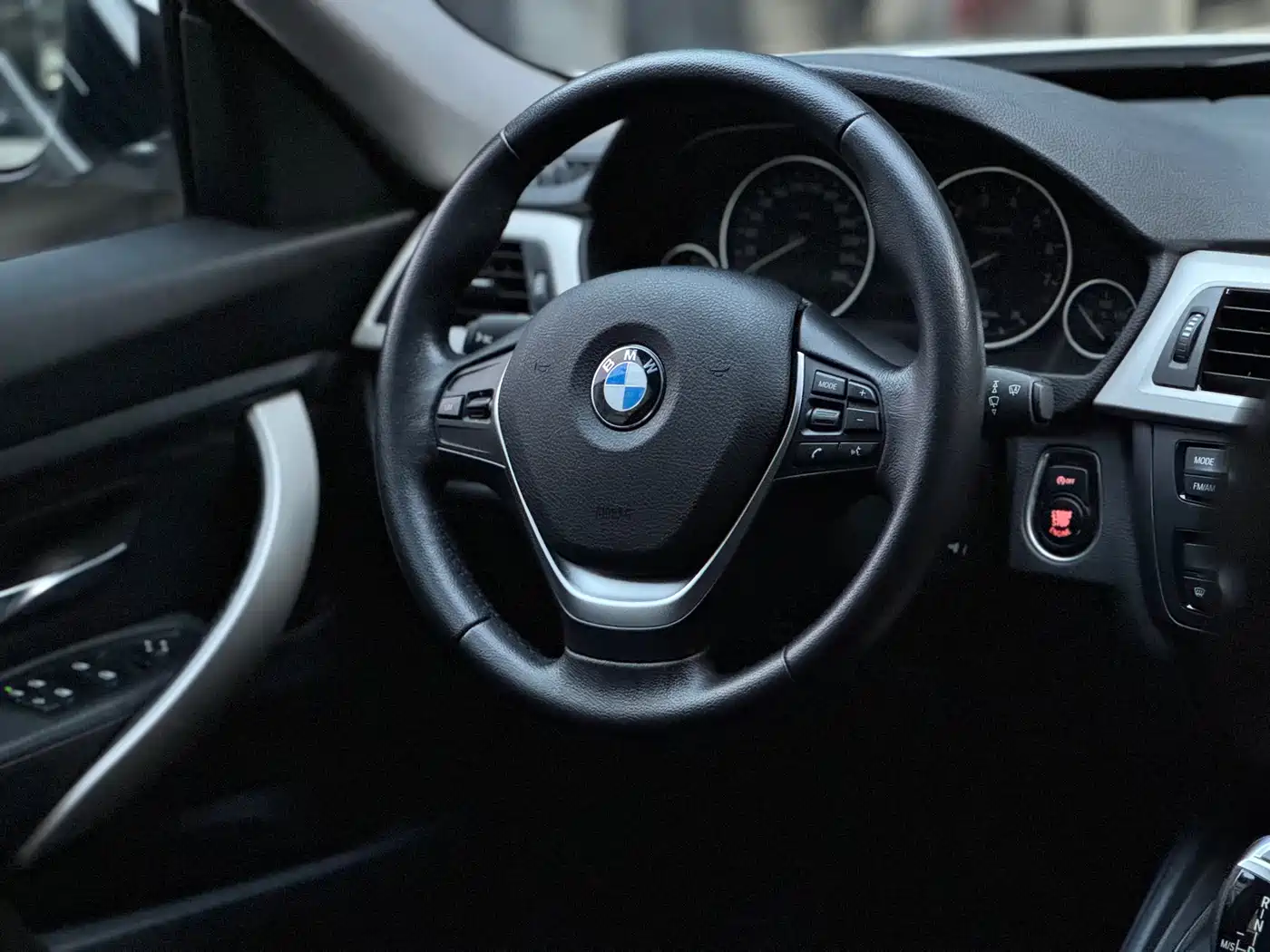 BMW 3 Series GT 2013 Model 320i Leading фото 10