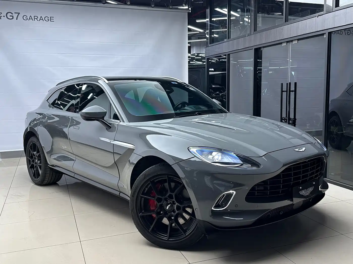 ASTON MARTIN DBX
