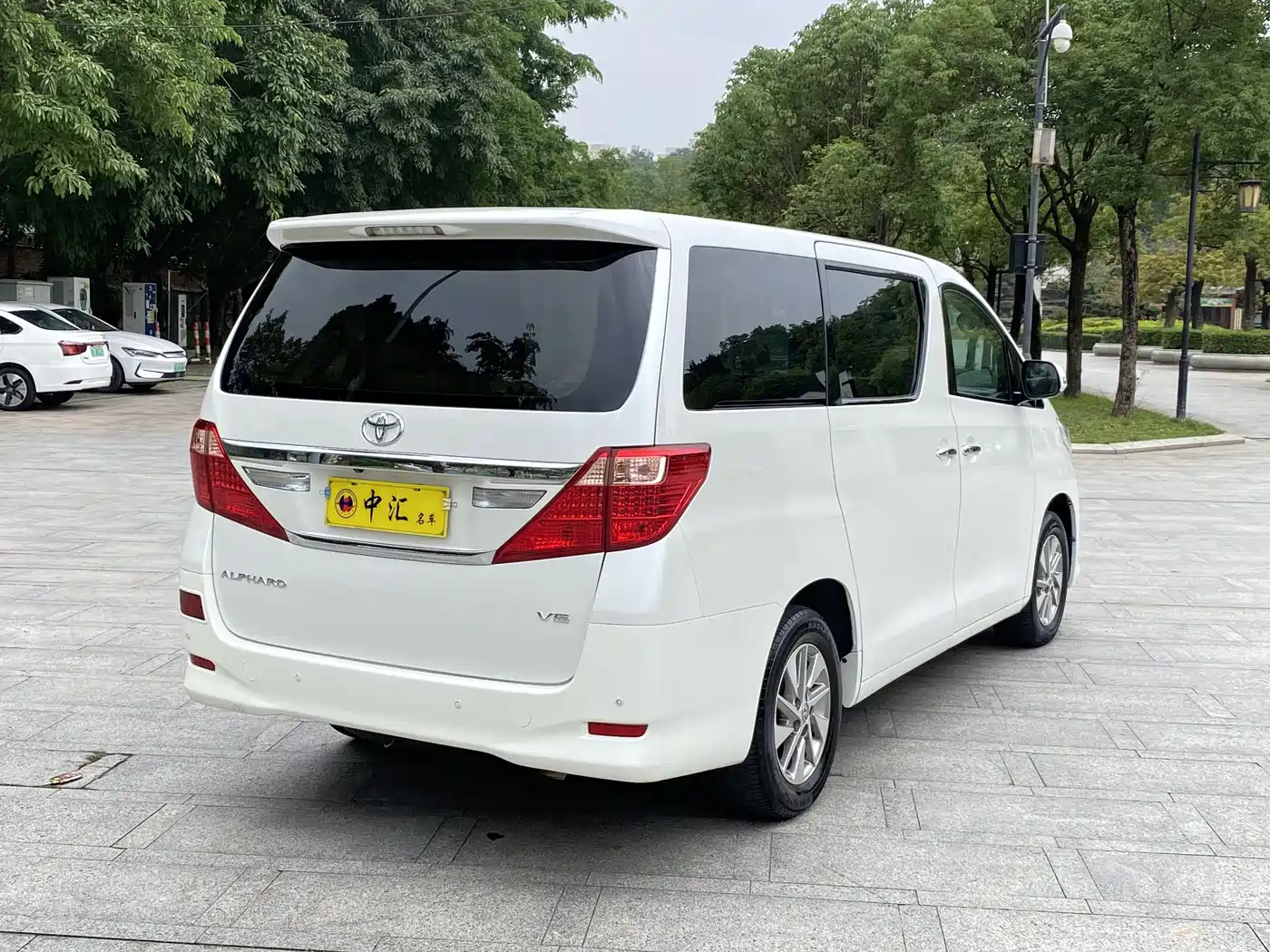 Toyota Alphard 2011 3.5L Luxury Edition фото 9