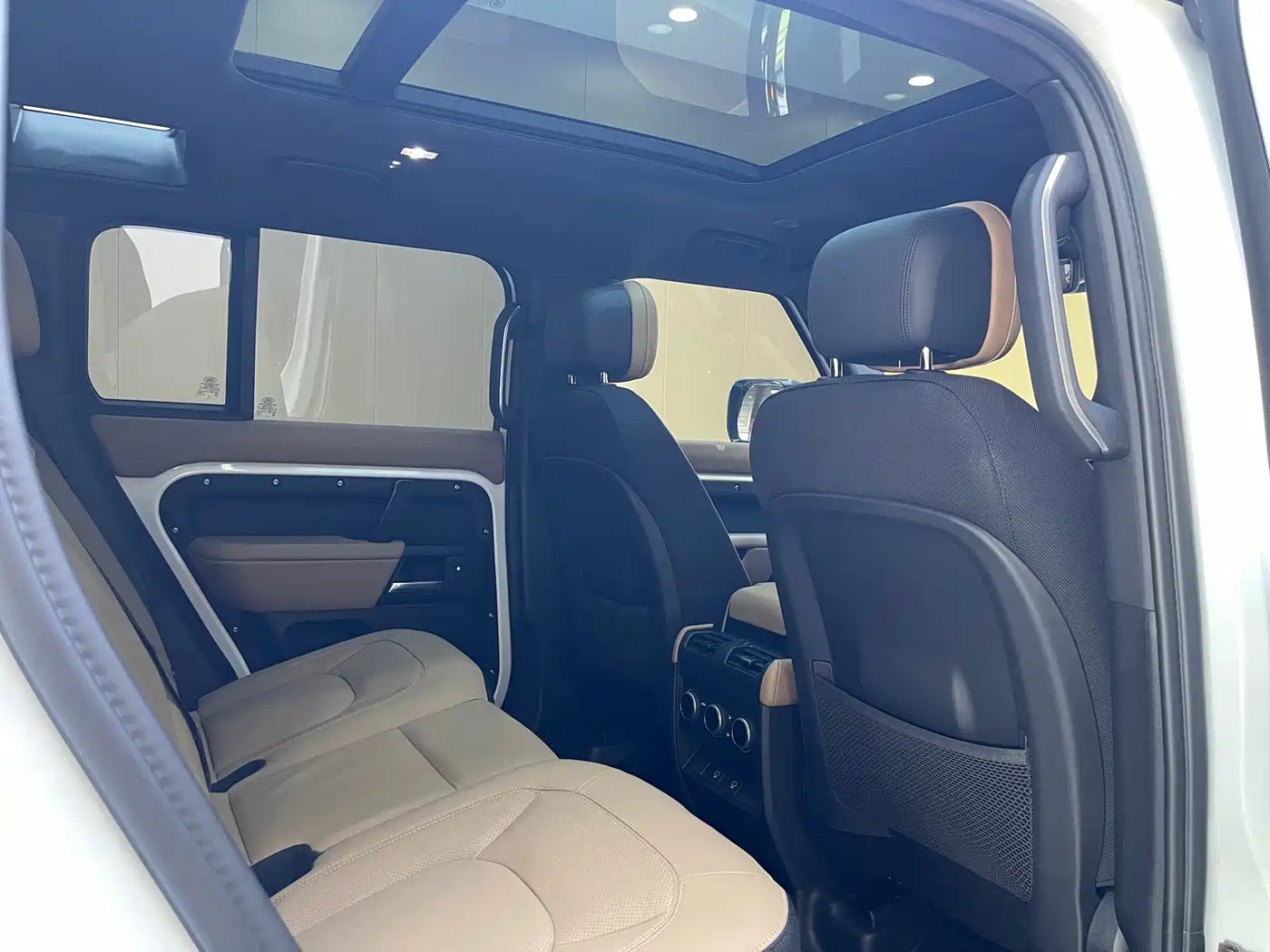 Land Rover Defender 2025 110 3.0T P400 -Dynamic HSE фото 15