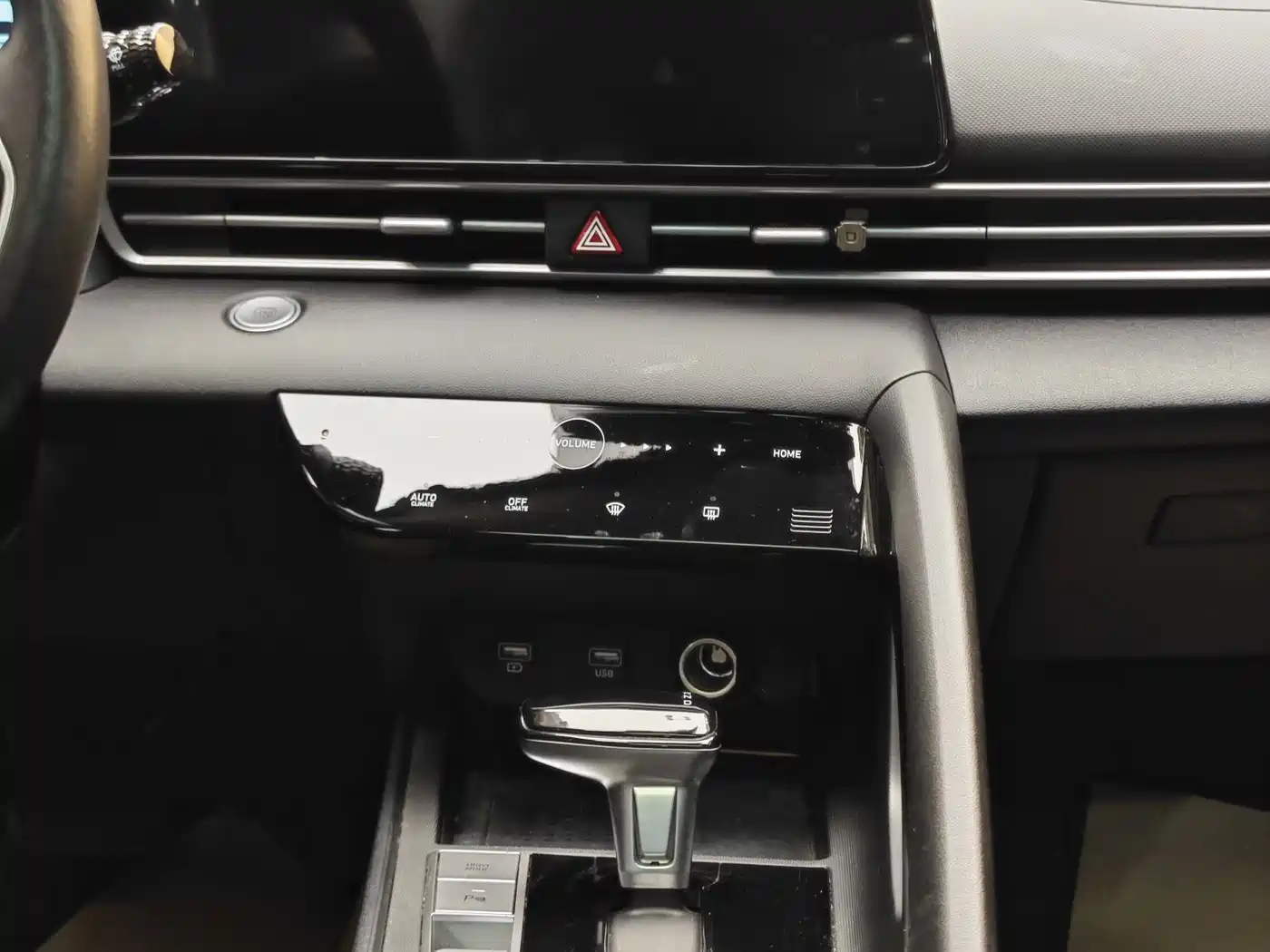 Hyundai Elantra 2021 1.5L CVT LUX Premium Edition фото 19