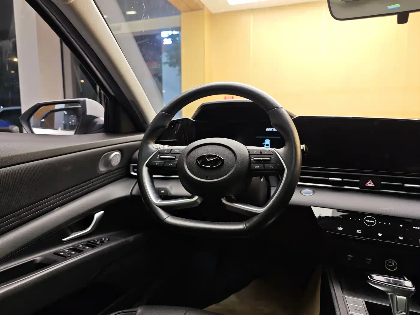 Hyundai Elantra 2021 1.5L CVT LUX Premium Edition фото 15