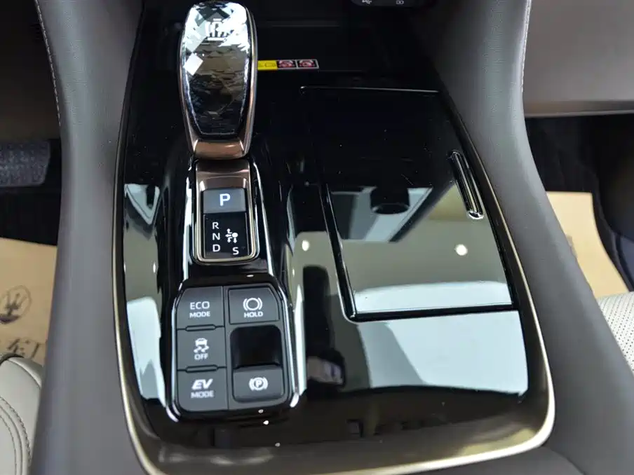 Toyota Vellfire 2025 Crown Hybrid 2.5L Ink Gold Edition фото 12