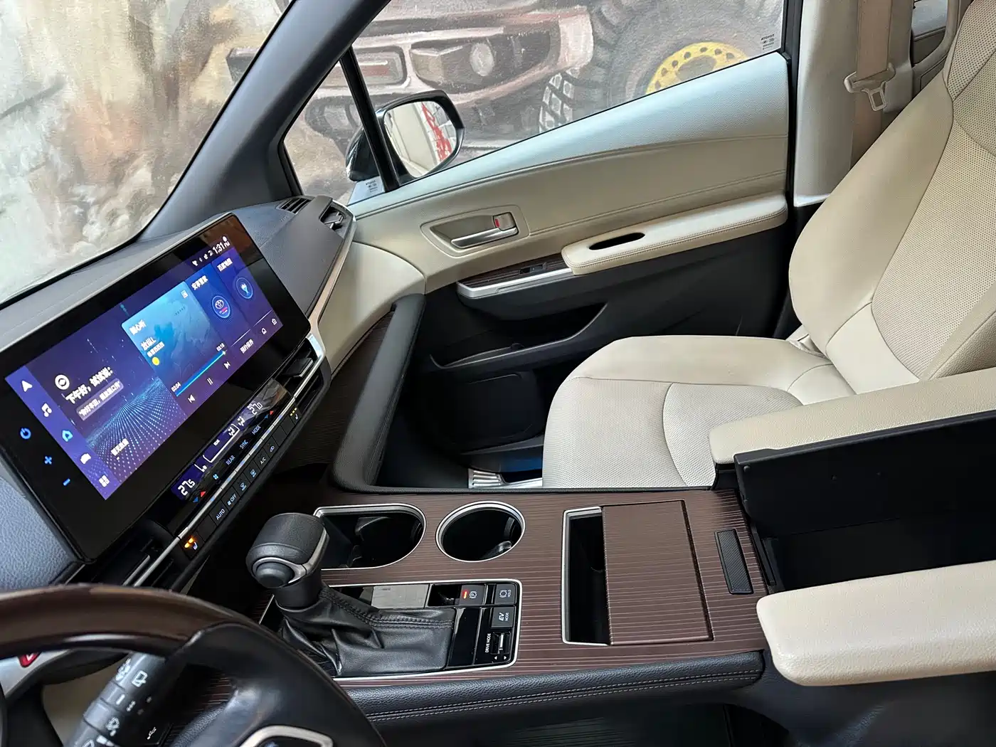 Toyota Granvia 2023 2.5L Hybrid Luxury Edition фото 6