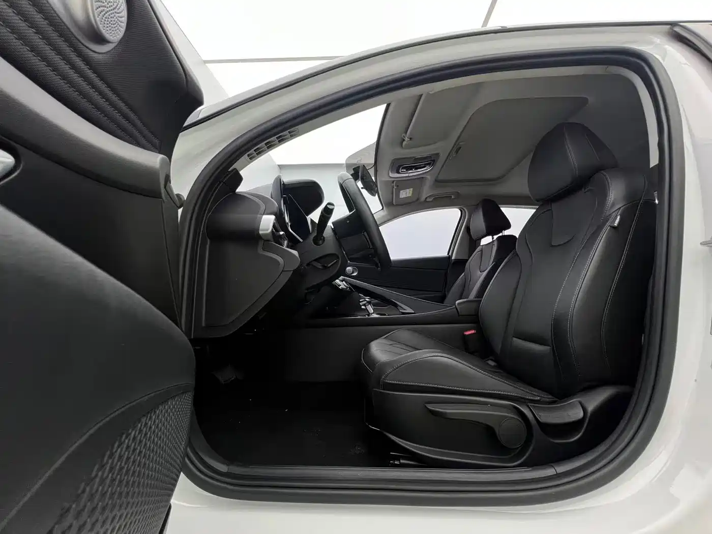 Hyundai Elantra 2022 1.5L CVT GLX Elite Edition фото 12