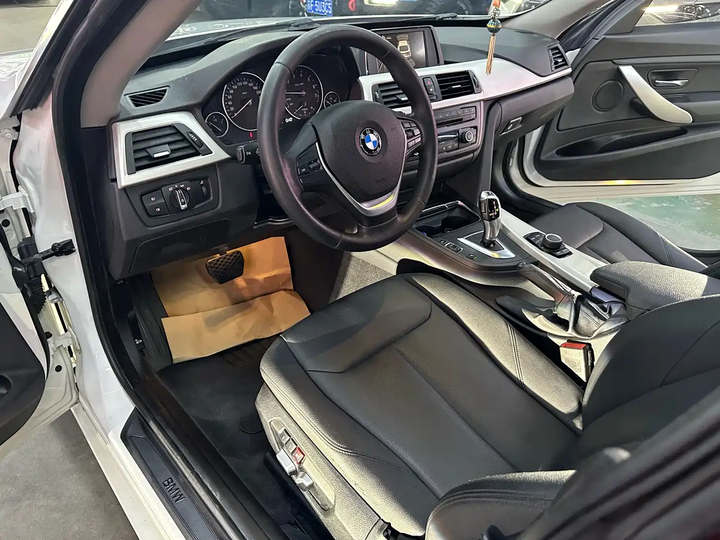 BMW 3 Series GT 2013 Model 320i Leading фото 9
