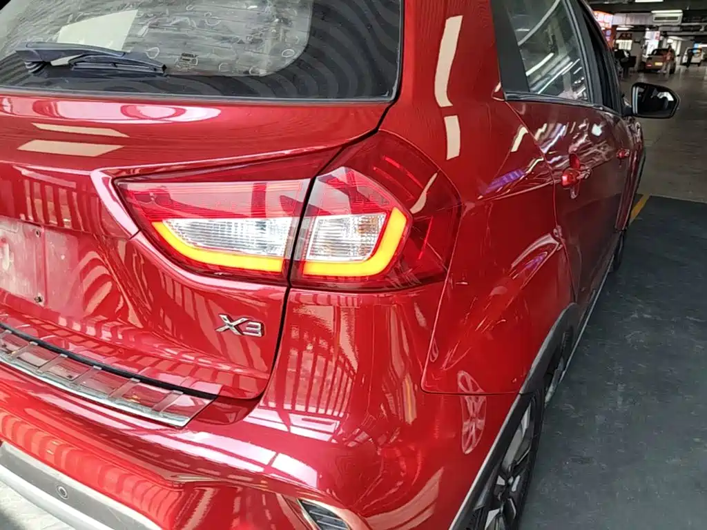 Фото 8 - Geely Vision X3
