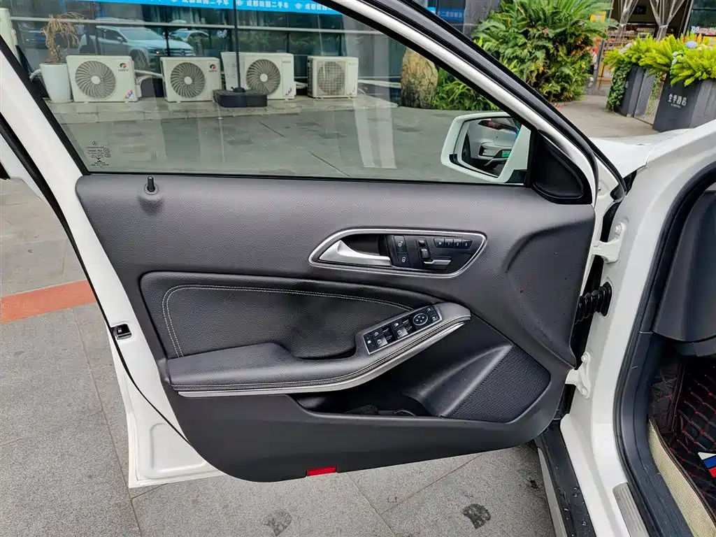 Mercedes-Benz GLA 2016 GLA 200 Dynamic фото 6