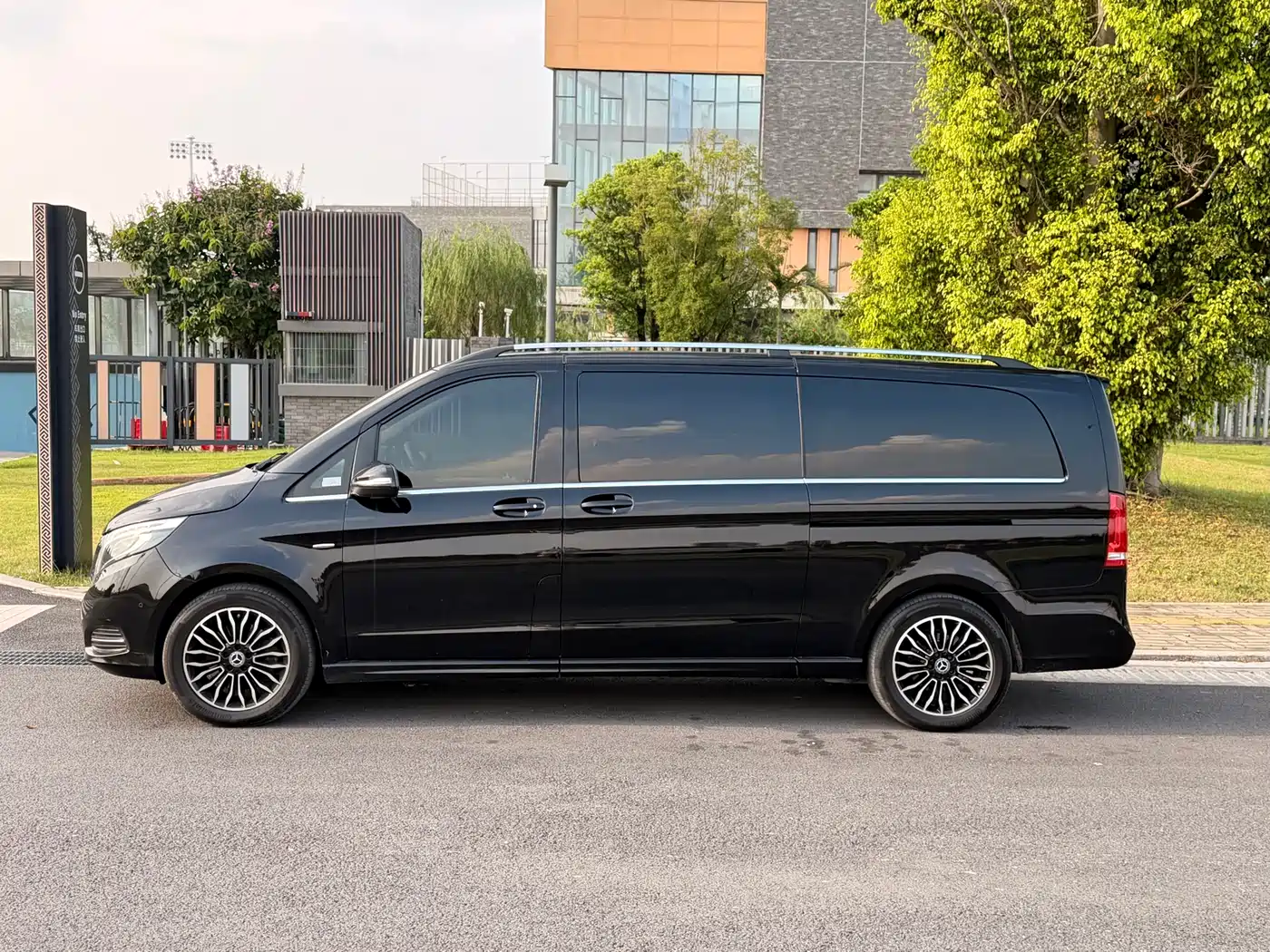 Mercedes-Benz V-Class 2018 V 260 L Premium Long Wheelbase Edition China VI фото 3