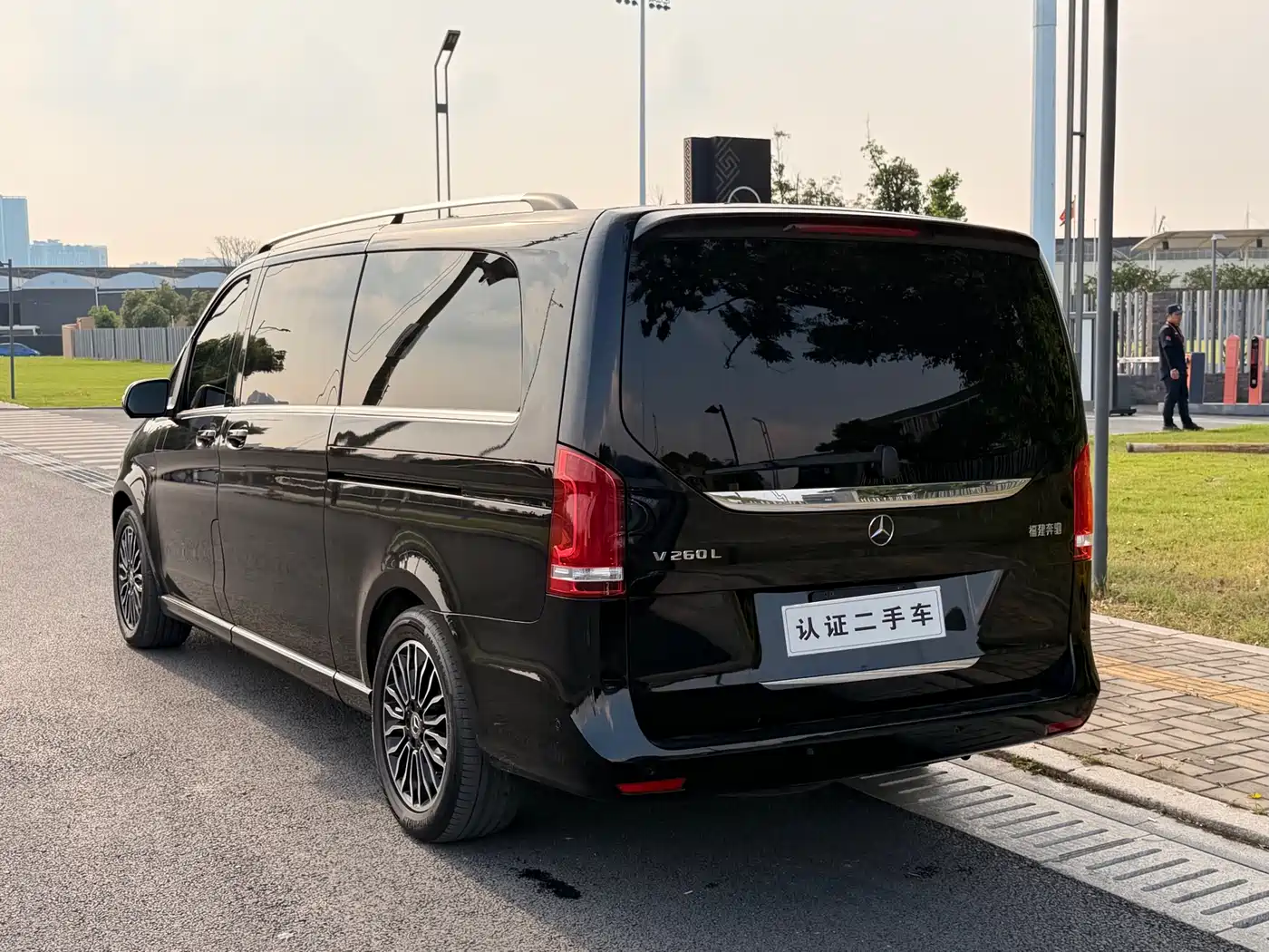 Mercedes-Benz V-Class 2018 V 260 L Premium Long Wheelbase Edition China VI фото 5