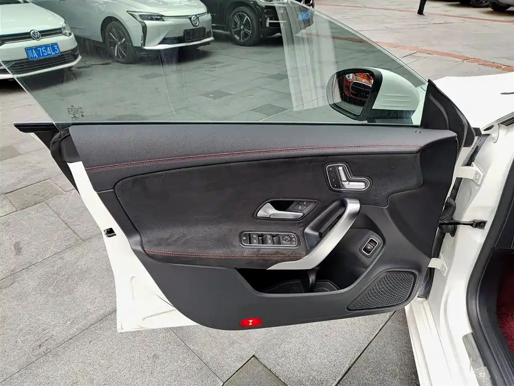 Mercedes-Benz CLA (Import) 2020 CLA 200 фото 6