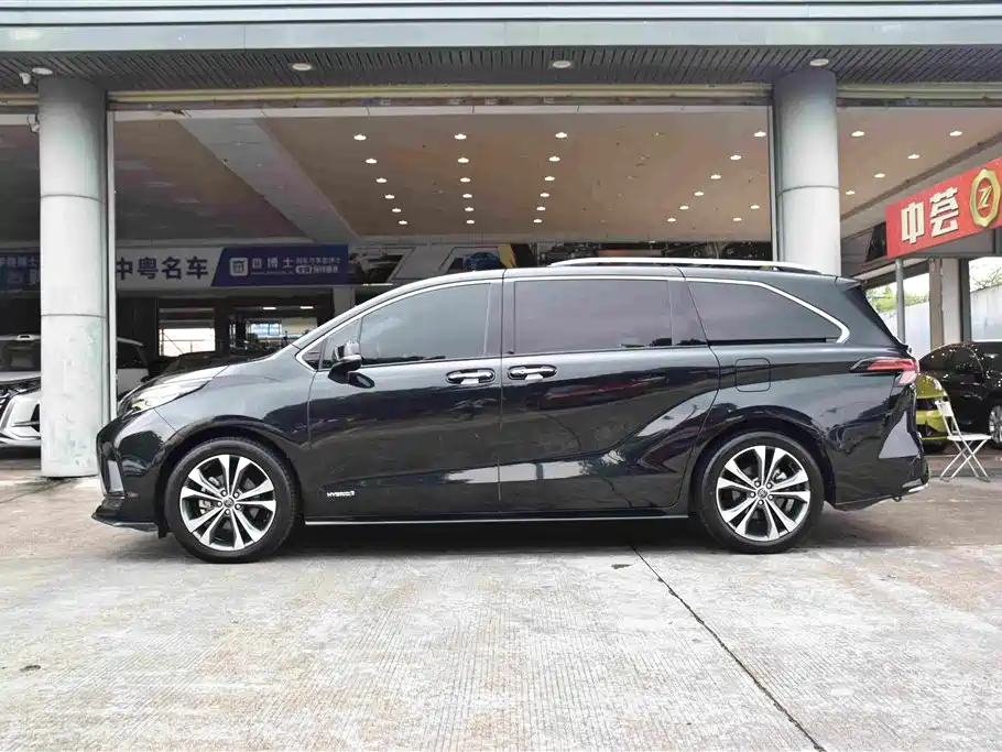 Toyota Granvia 2023 2022 2.5L Hybrid Premium Edition