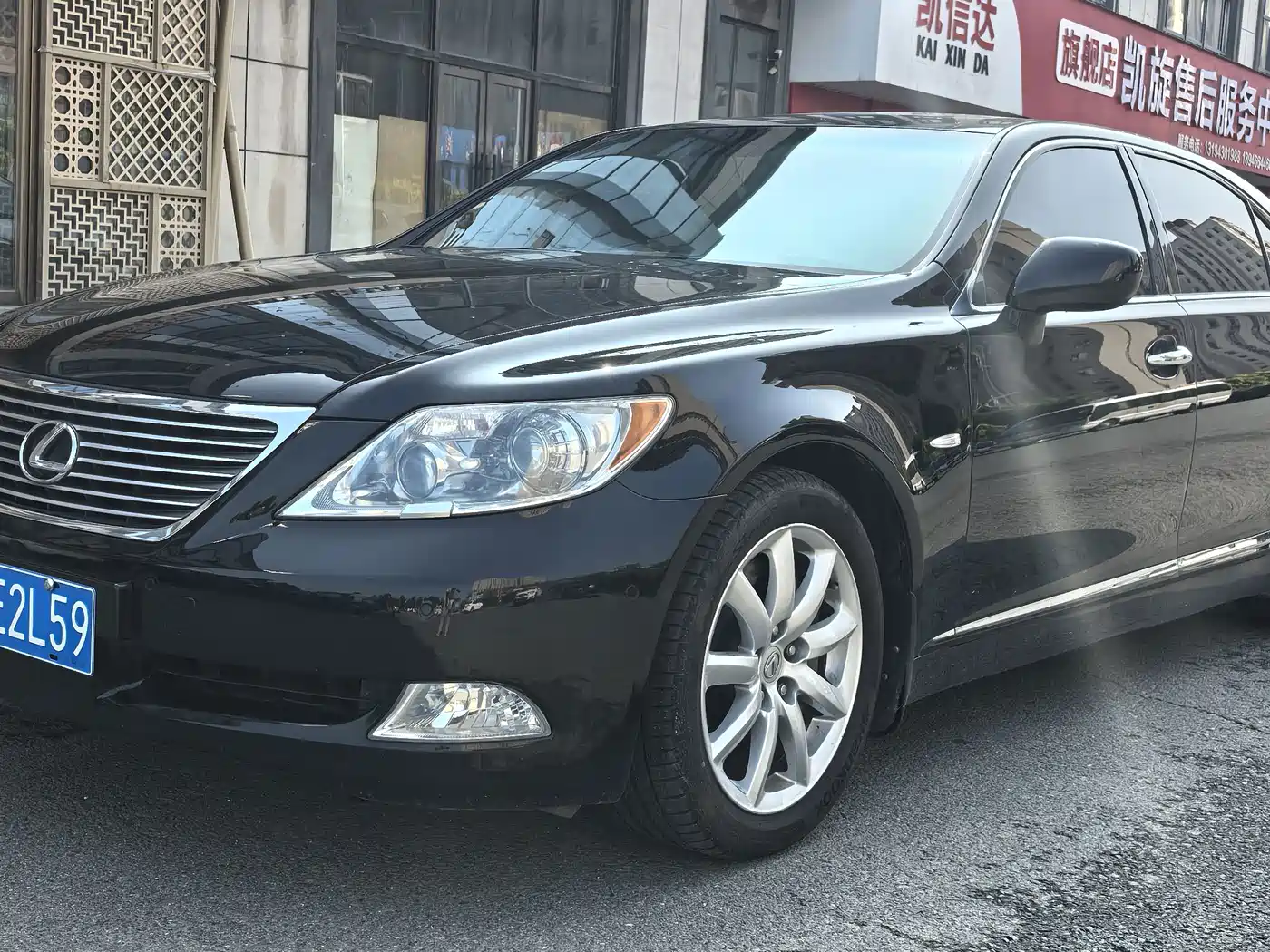 Photo 2 - Lexus LS