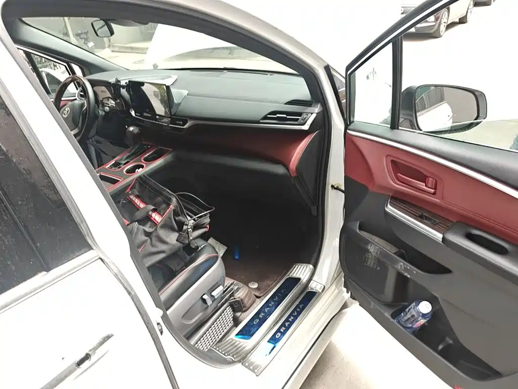 Toyota Granvia 2024 2.5L Hybrid Luxury фото 20