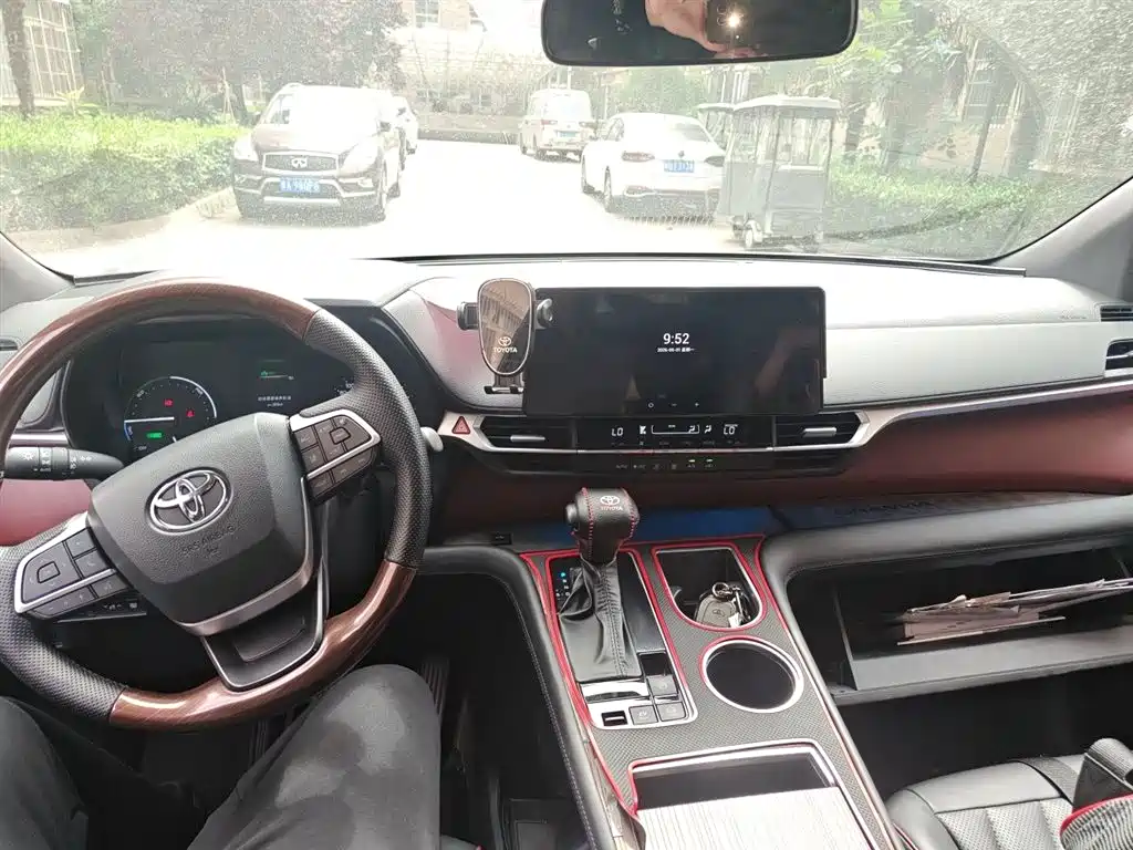 Toyota Granvia 2024 2.5L Hybrid Luxury фото 13