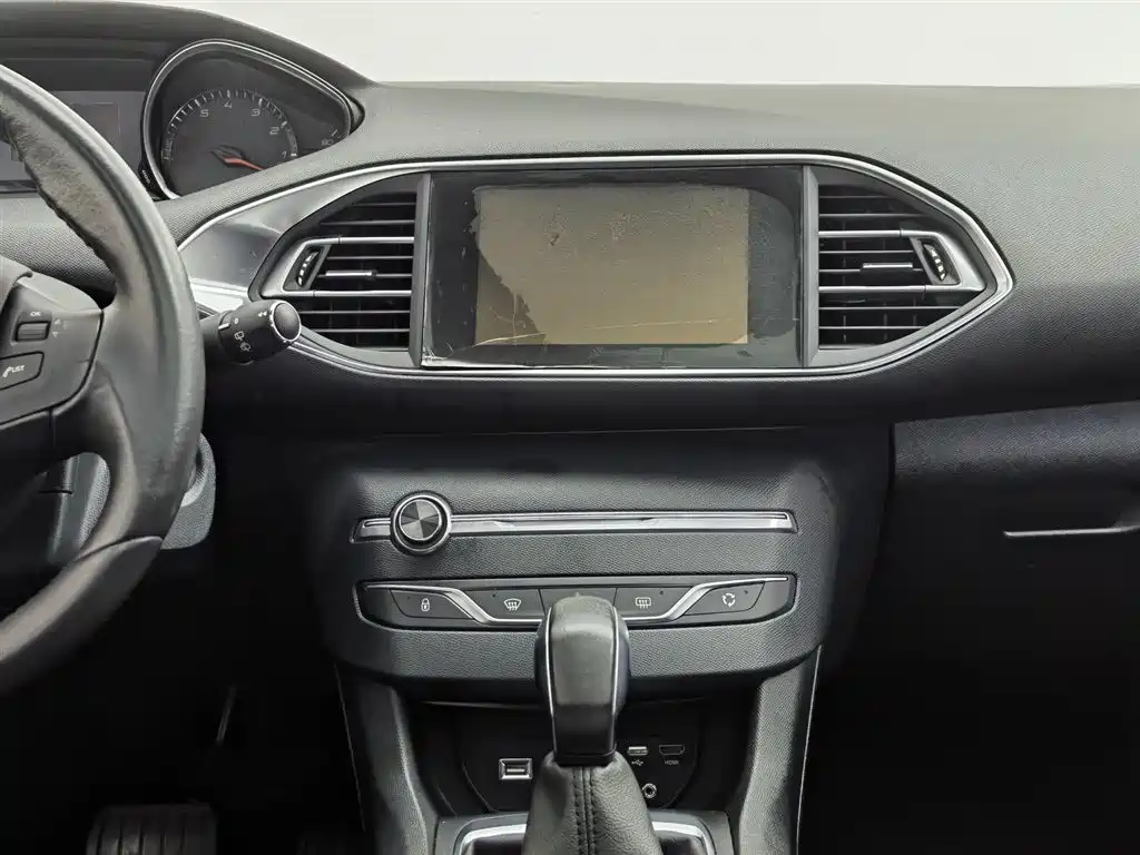Peugeot 308S 2015 1.2T Auto Dynamic Edition фото 12