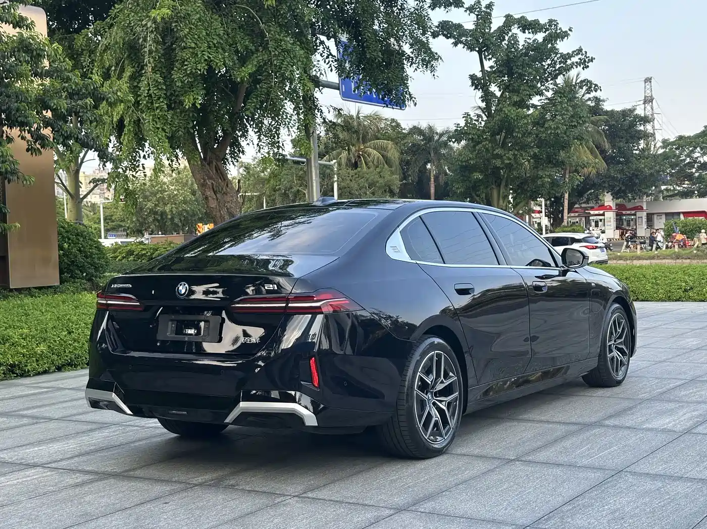 BMW i5 2024 eDrive 35L Premium Model M Sport Package фото 7