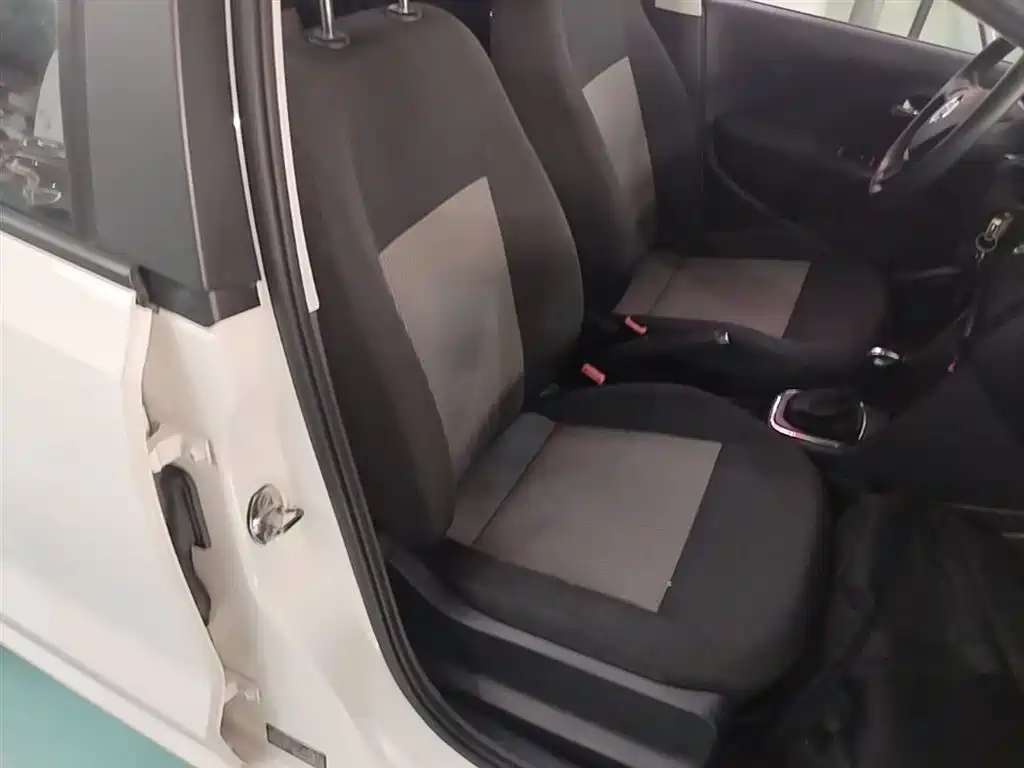 Volkswagen Polo 2016 1.4L Automatic Trend фото 25