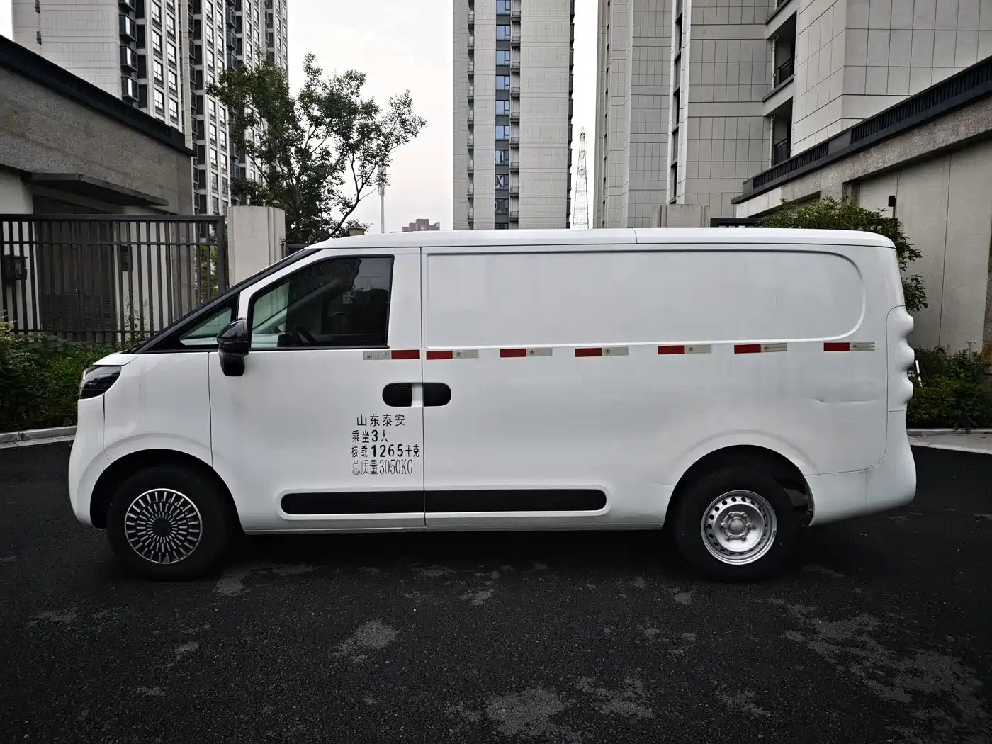 Maxus Dana V1 2023 2023 V1 Short Wheelbase Low Roof (42kWh)