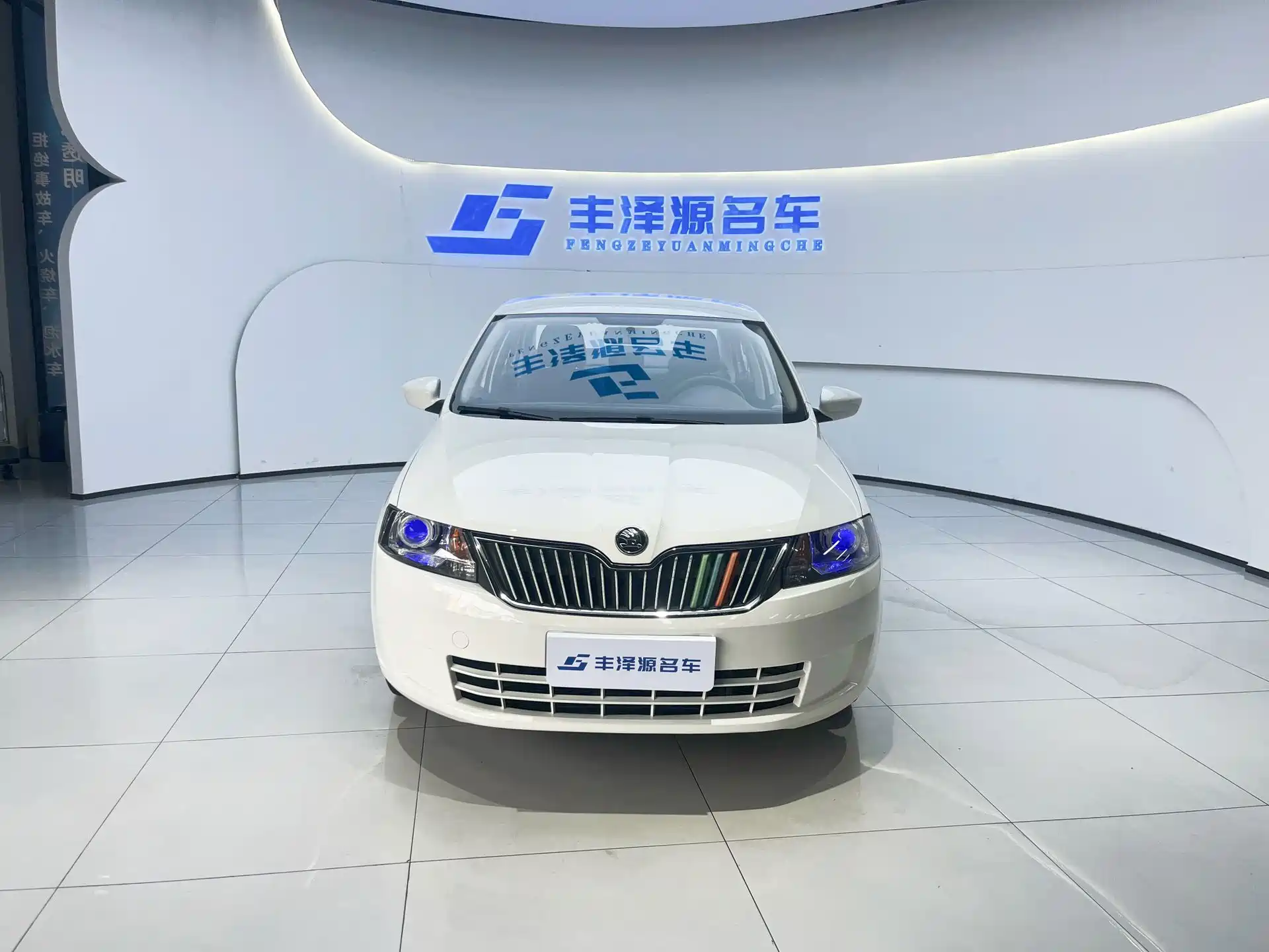 Photo 2 - Škoda Rapid