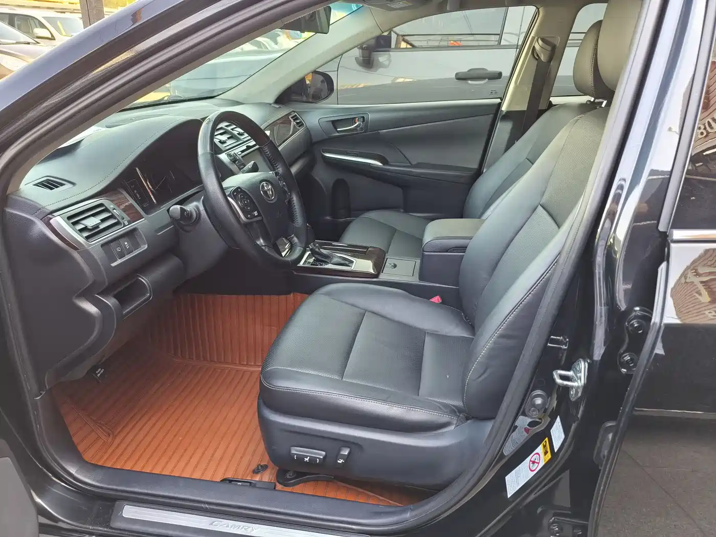 Toyota Camry 2016 Hybrid 2.5HG 10th Anniversary Luxury Navigation Edition фото 10