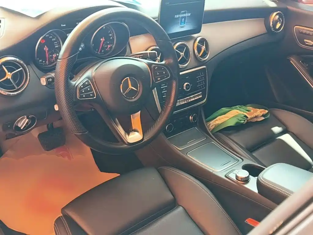 صورة 10 - Mercedes-Benz CLA (Import)