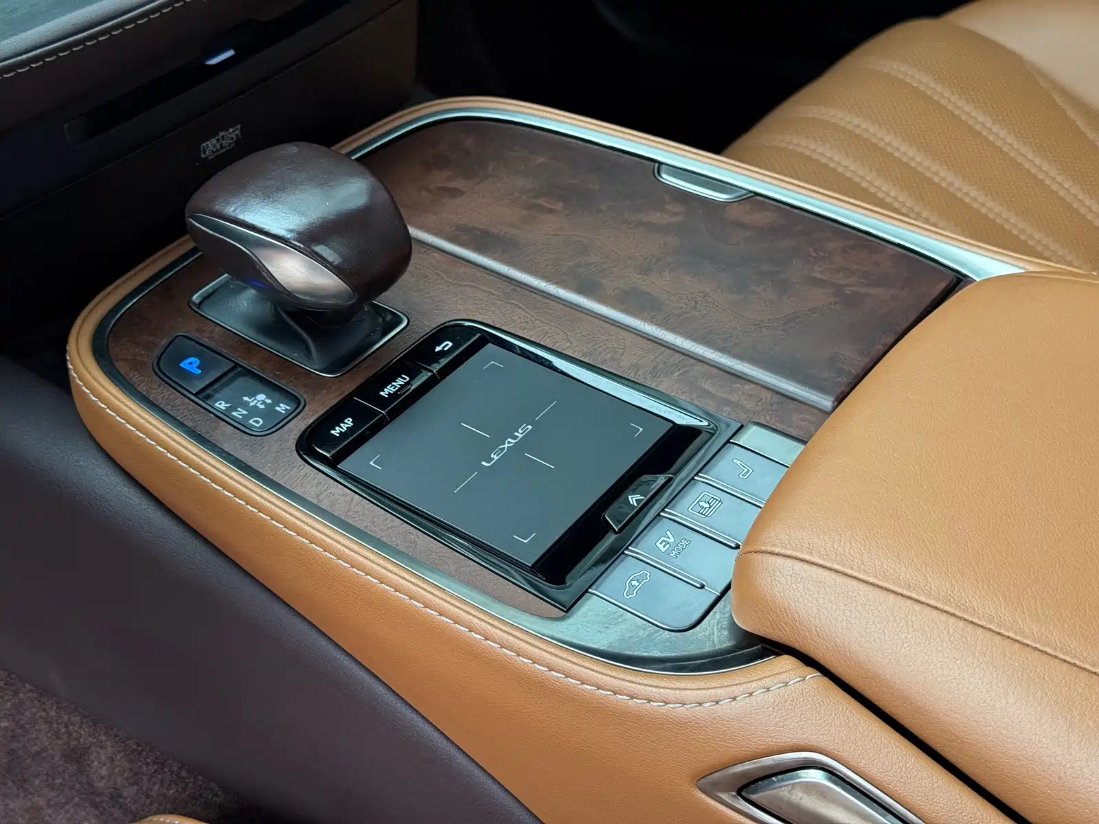 Фото 12 - Lexus LS
