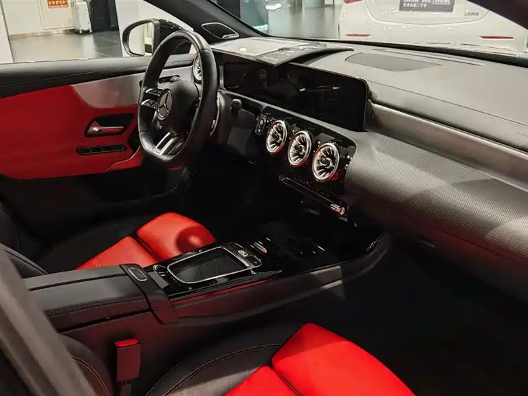 Mercedes-Benz A-Class AMG 2025 AMG A 35 L 4MATIC фото 8