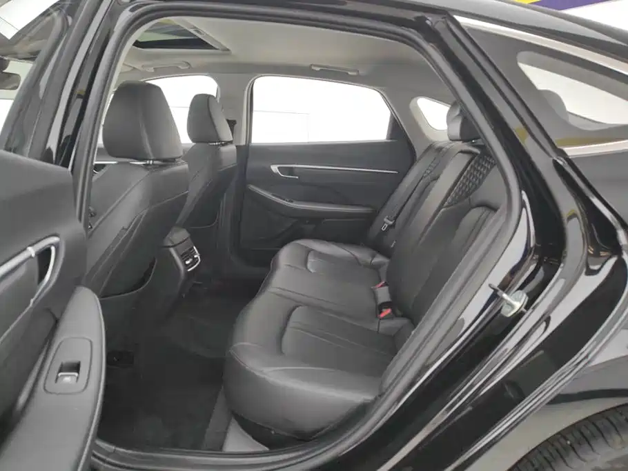 Photo 11 - Hyundai Sonata