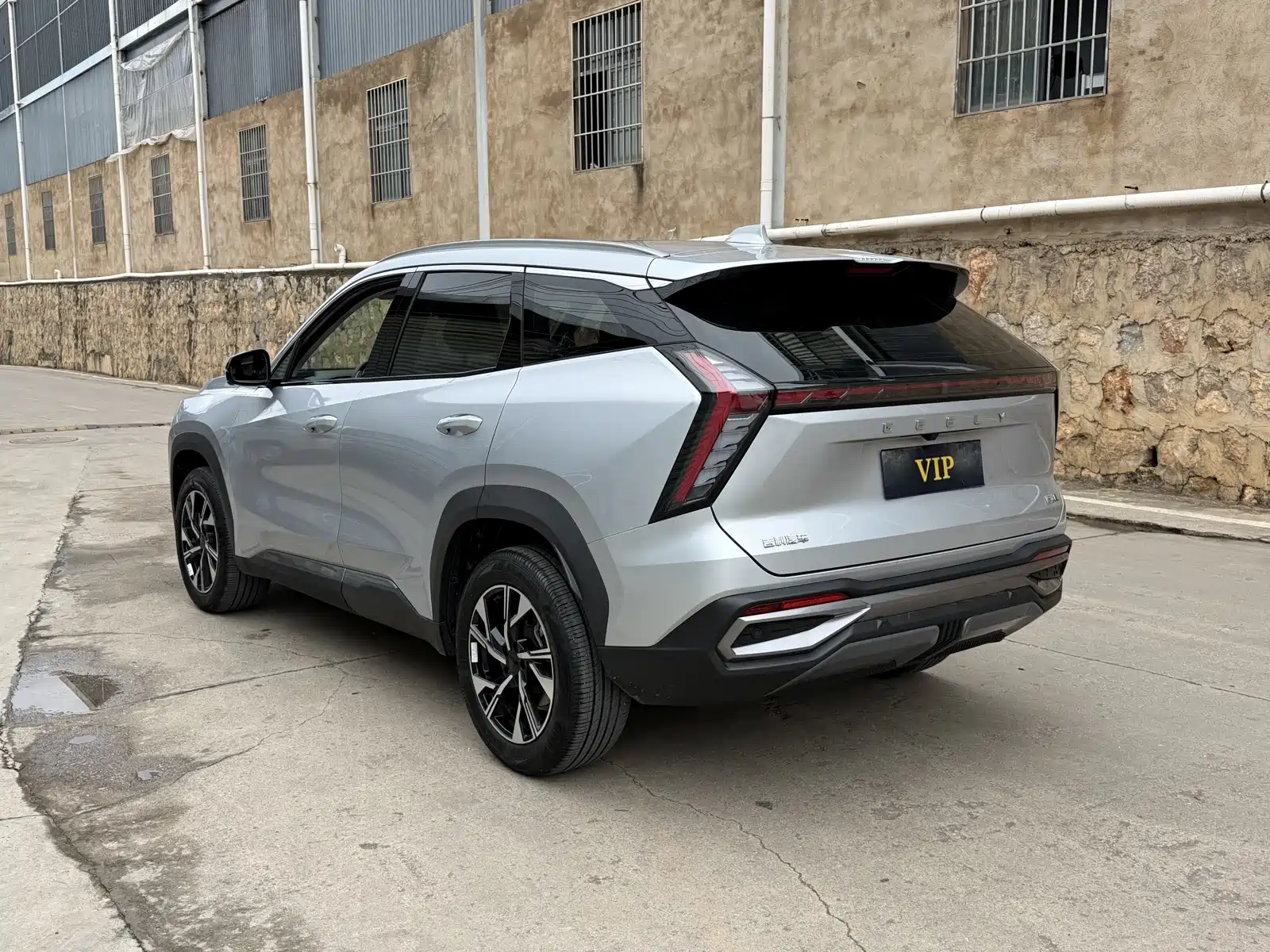 Фото 16 - Geely Atlas L