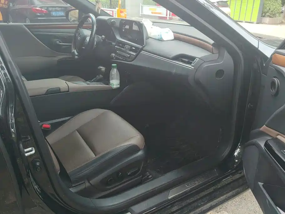 Фото 8 - Lexus ES
