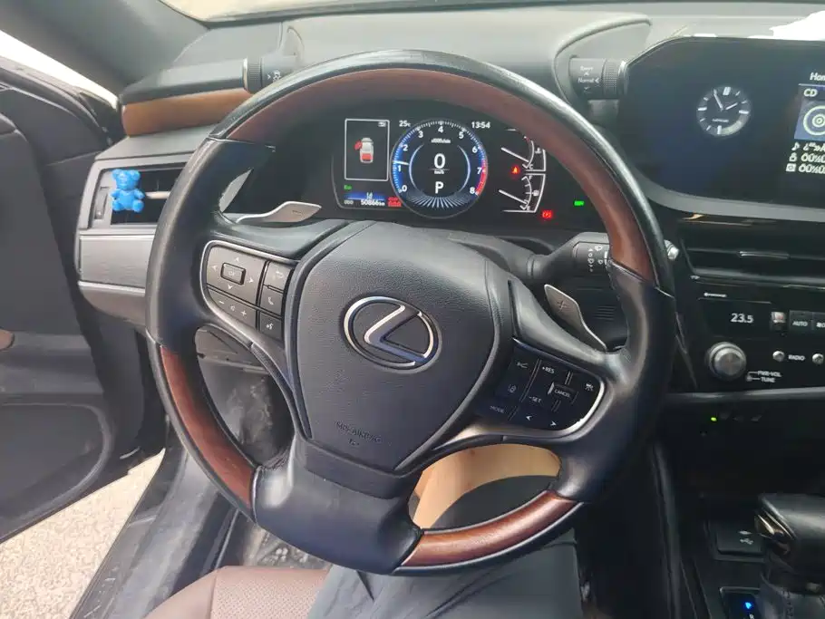 Фото 15 - Lexus ES