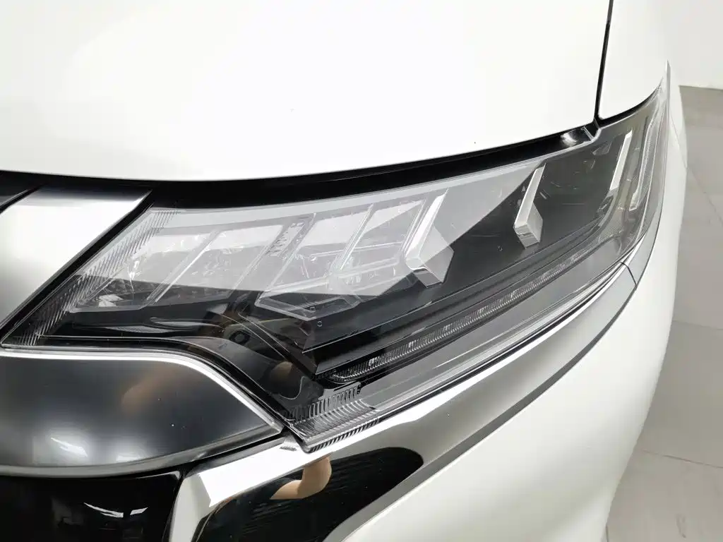 Photo 7 - Mitsubishi Outlander