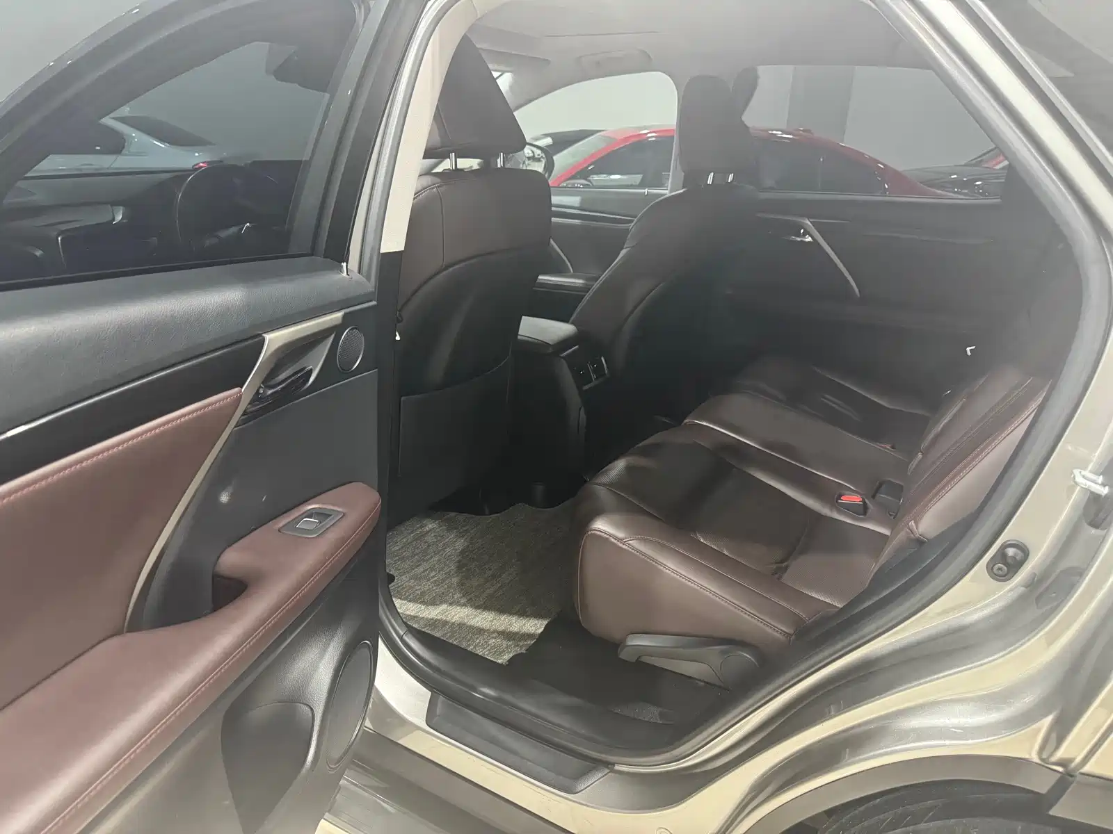Фото 9 - Lexus RX
