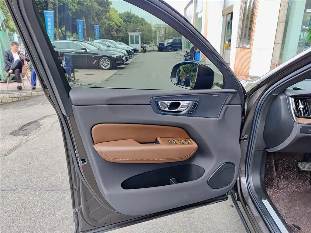 Фото 6 - Volvo XC60