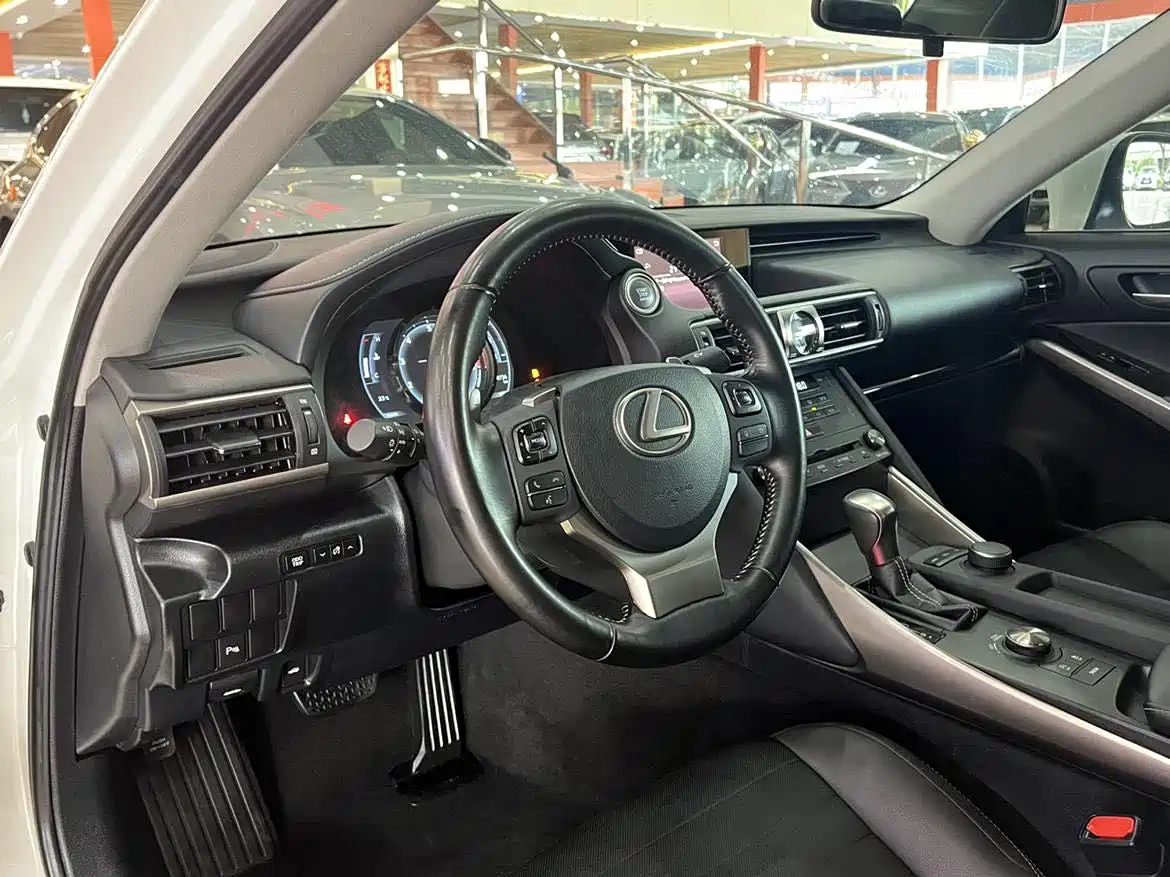 Lexus IS 2018 2017 300 Leading Edition