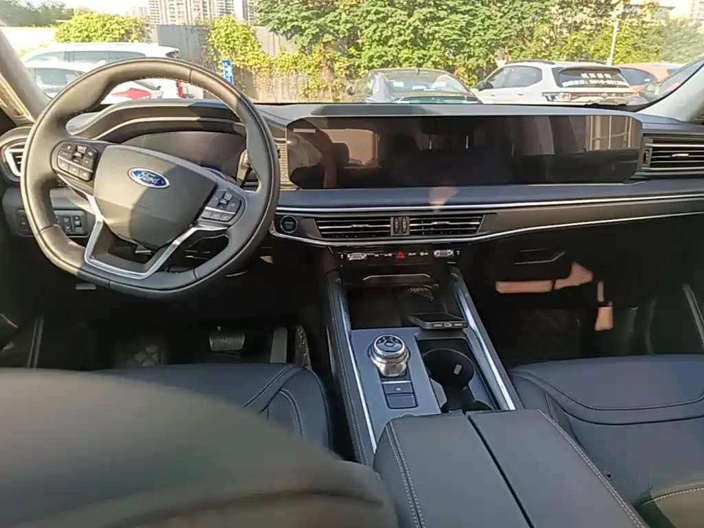Photo 10 - Ford Explorer